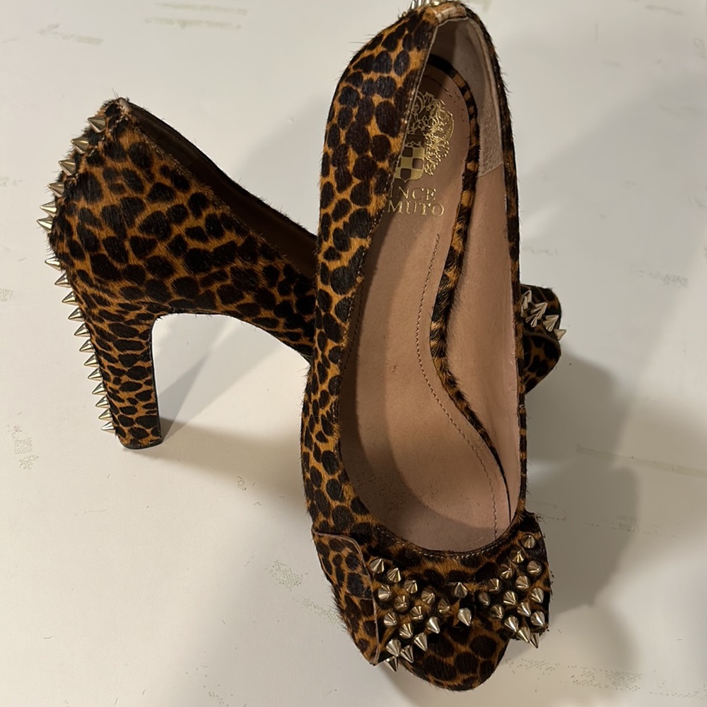 CHEETAH PLATFORM SHOE SIZE 9. VINCE CAMUTO
